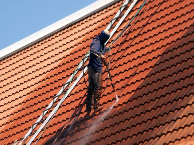 Professionelle Dachreinigung bei Die Dachreiniger in Norddeutschland